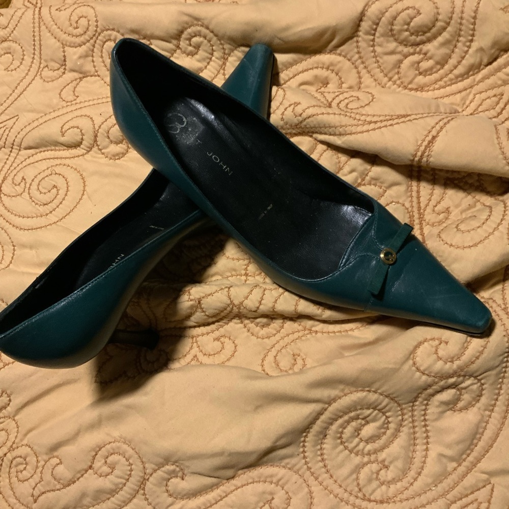 Beautiful St Johns deep green shoes size 8